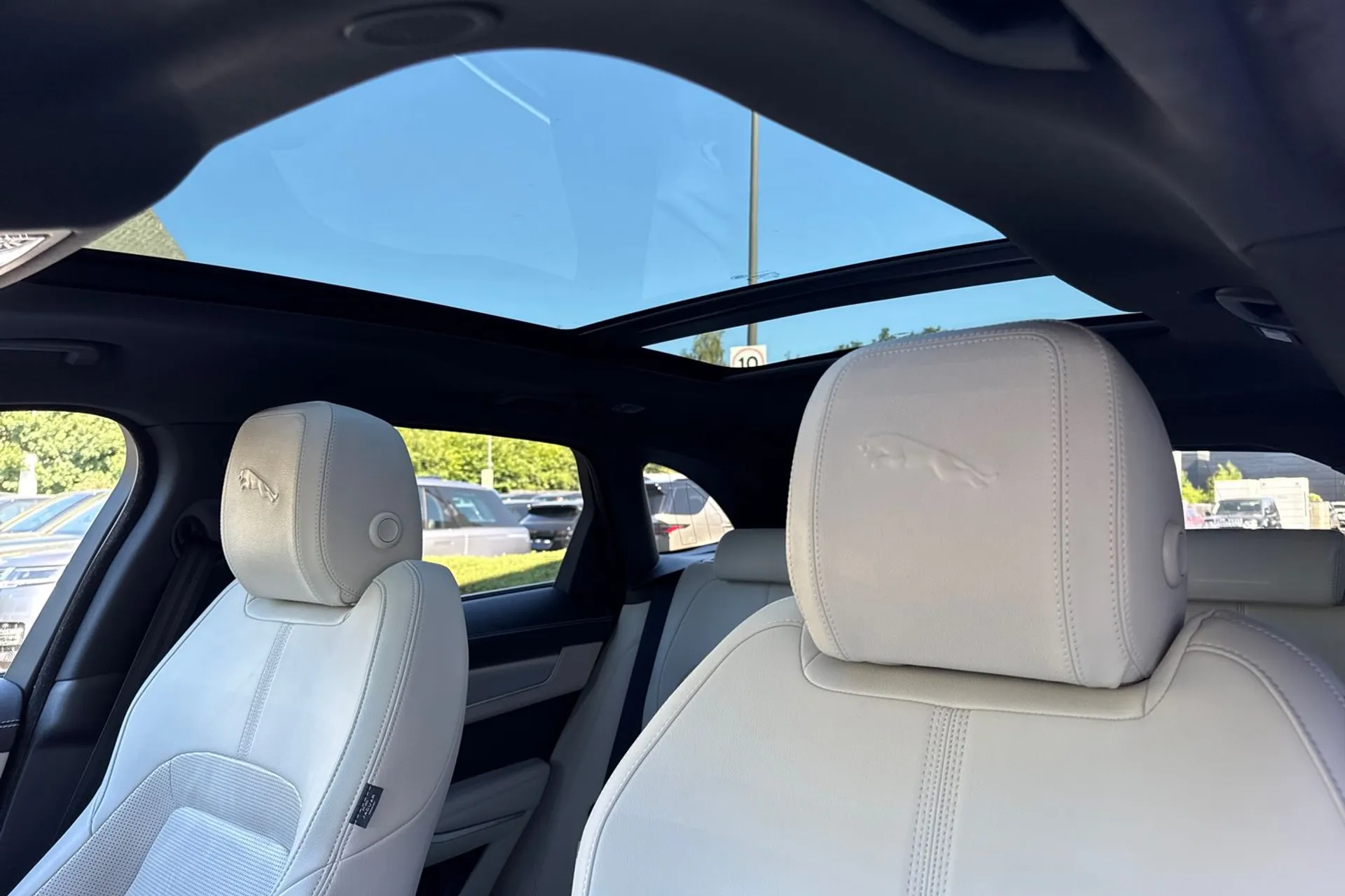 Jaguar F-PACE thumbnail image number 6