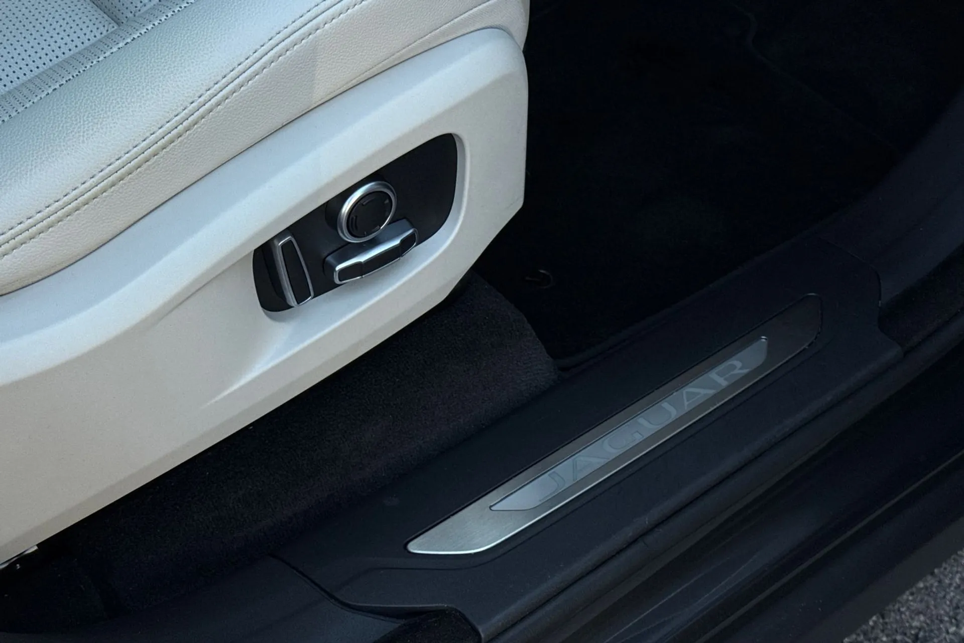 Jaguar F-PACE thumbnail image number 44