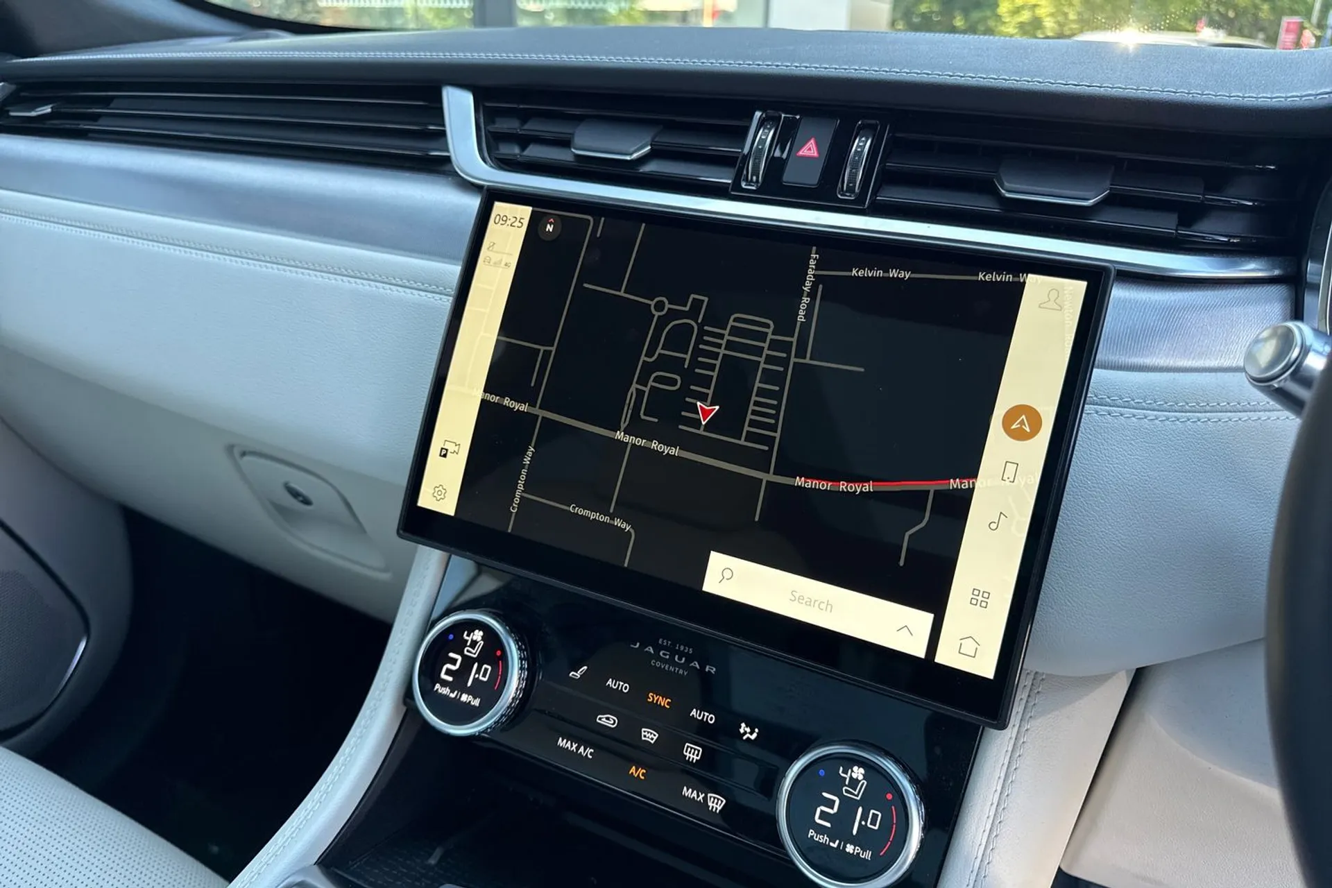 Jaguar F-PACE thumbnail image number 4