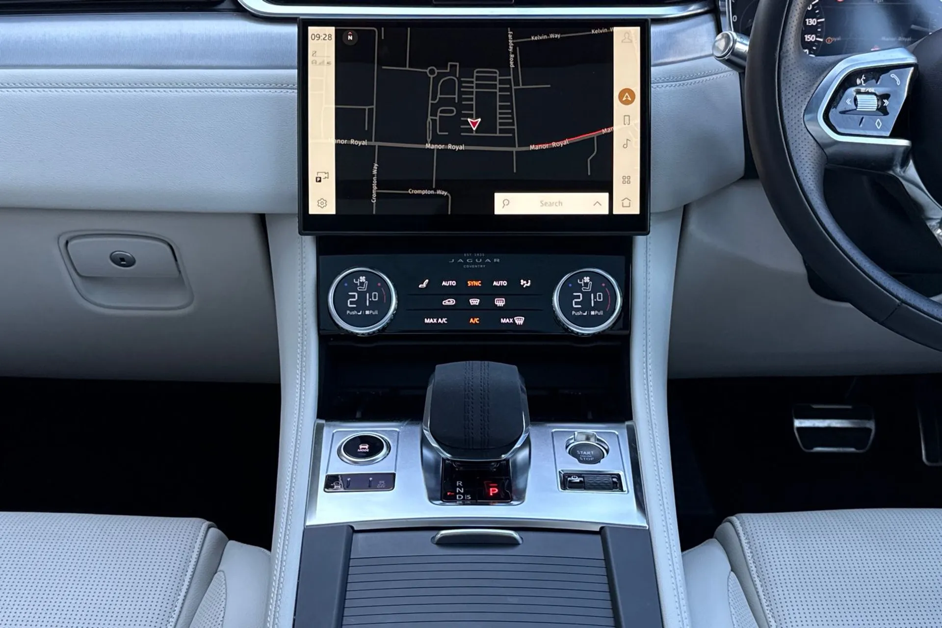 Jaguar F-PACE thumbnail image number 31