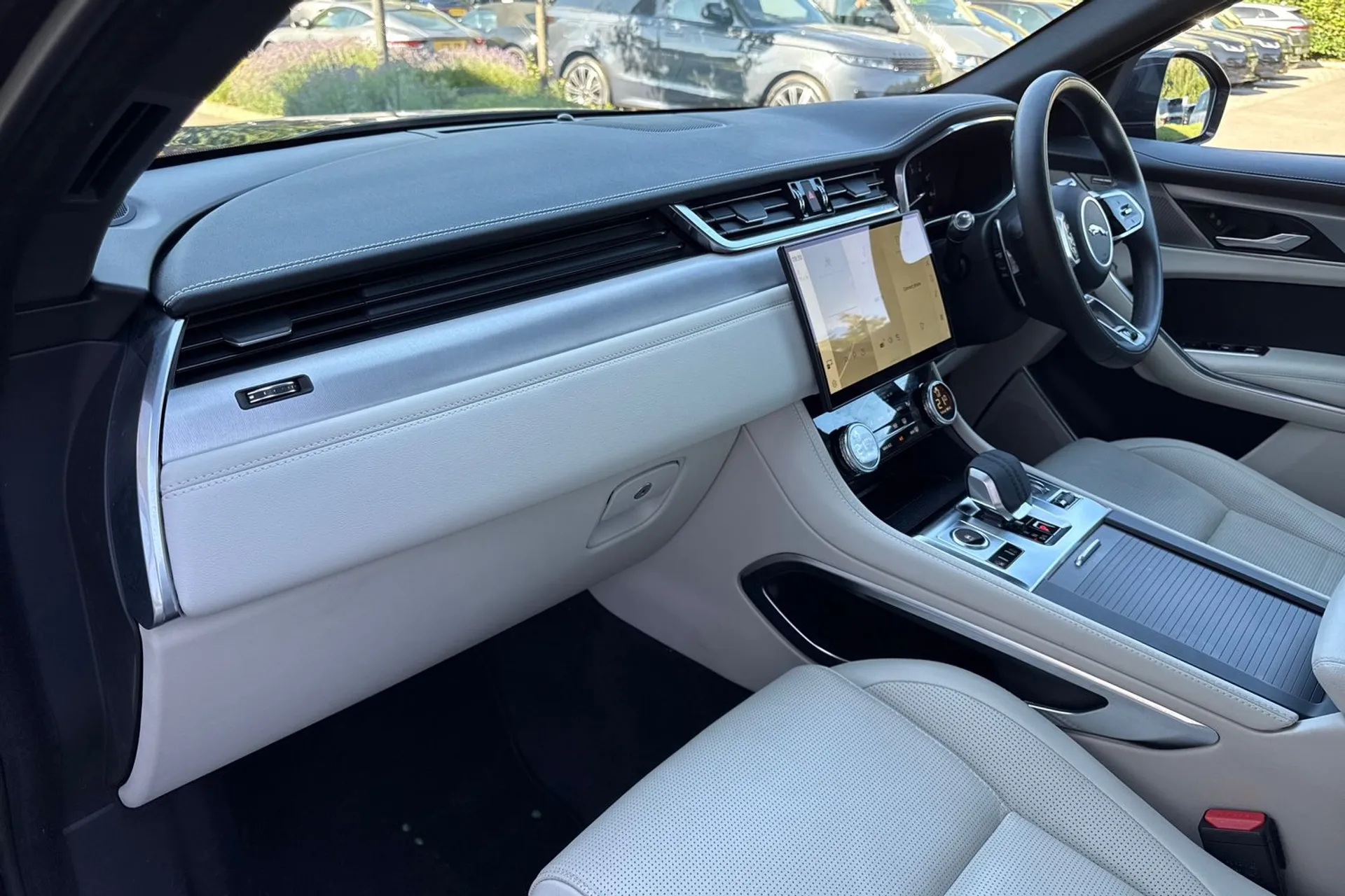 Jaguar F-PACE thumbnail image number 47