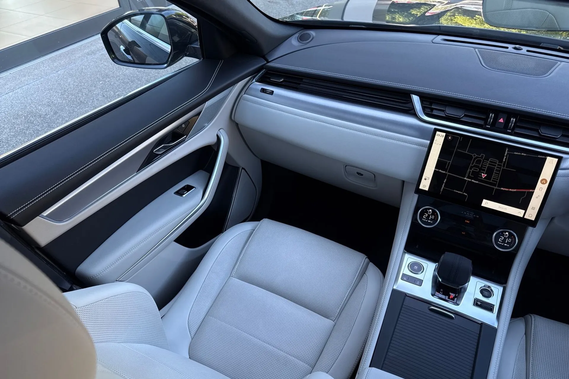 Jaguar F-PACE thumbnail image number 28