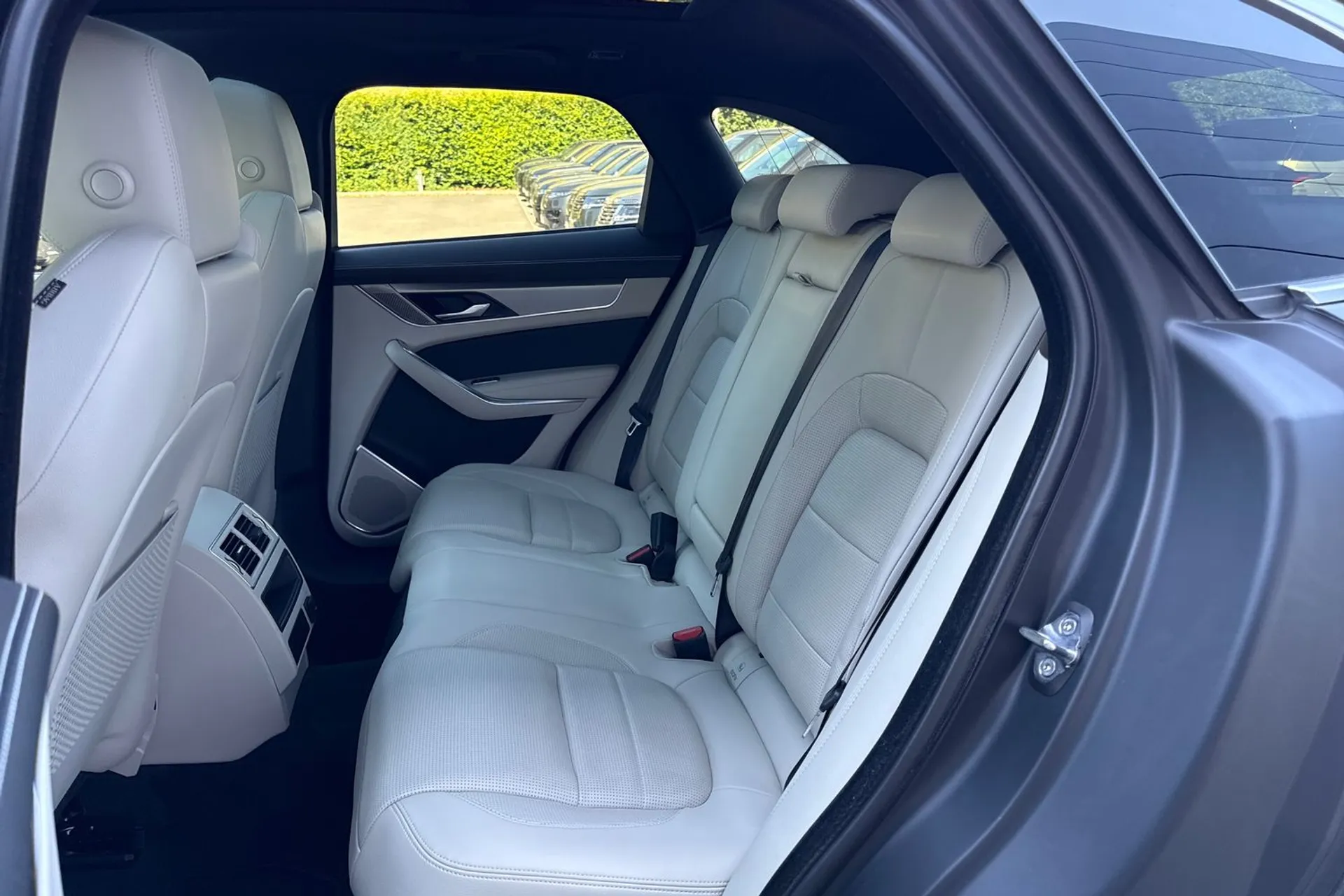 Jaguar F-PACE thumbnail image number 51