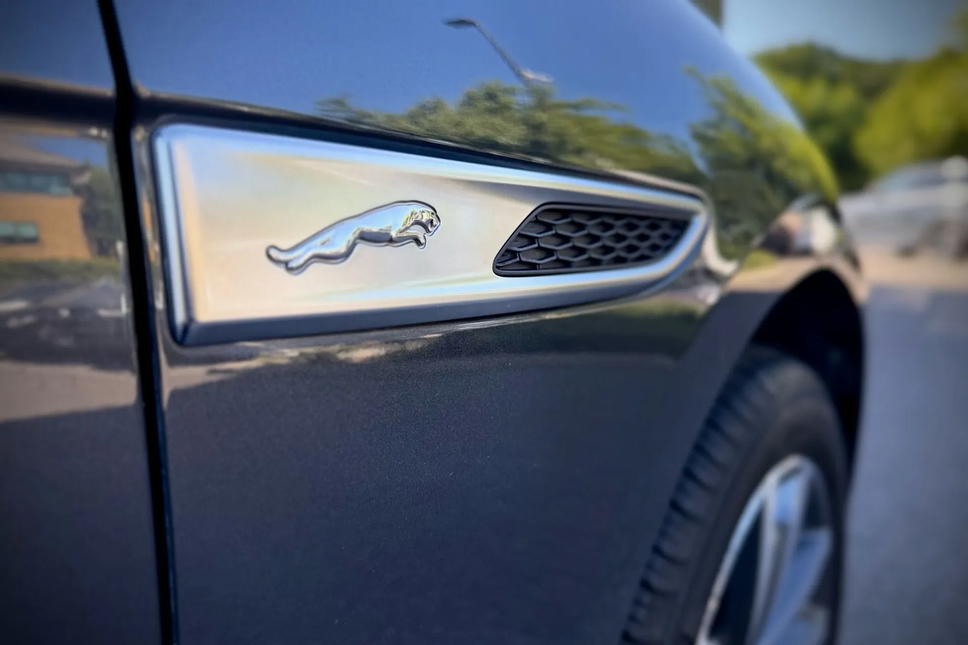 Jaguar F-PACE thumbnail image number 15