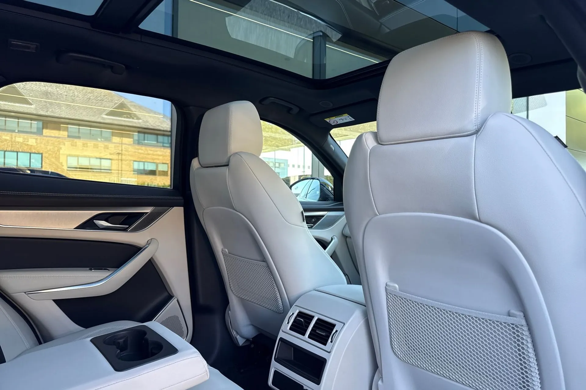 Jaguar F-PACE thumbnail image number 39