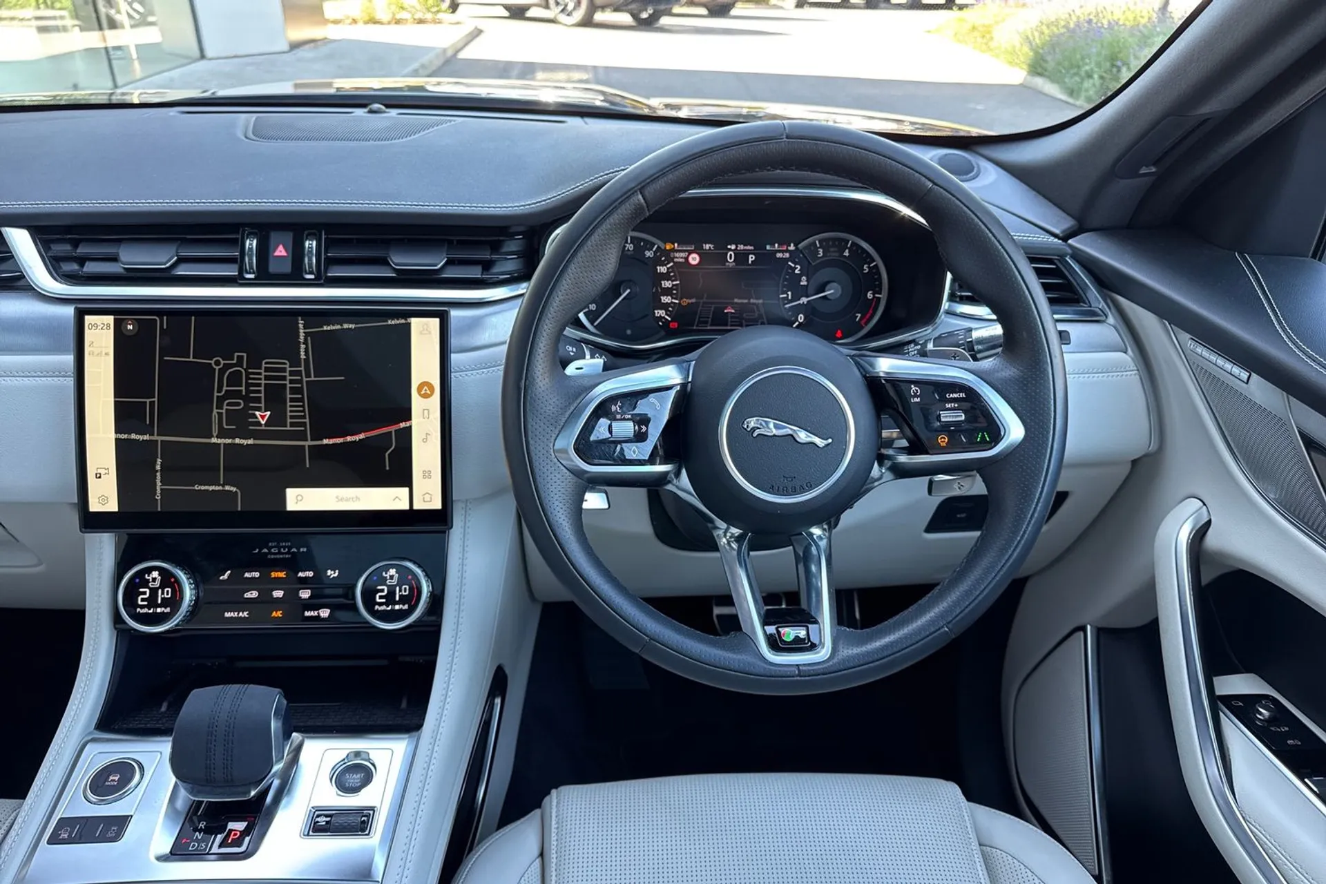 Jaguar F-PACE thumbnail image number 32