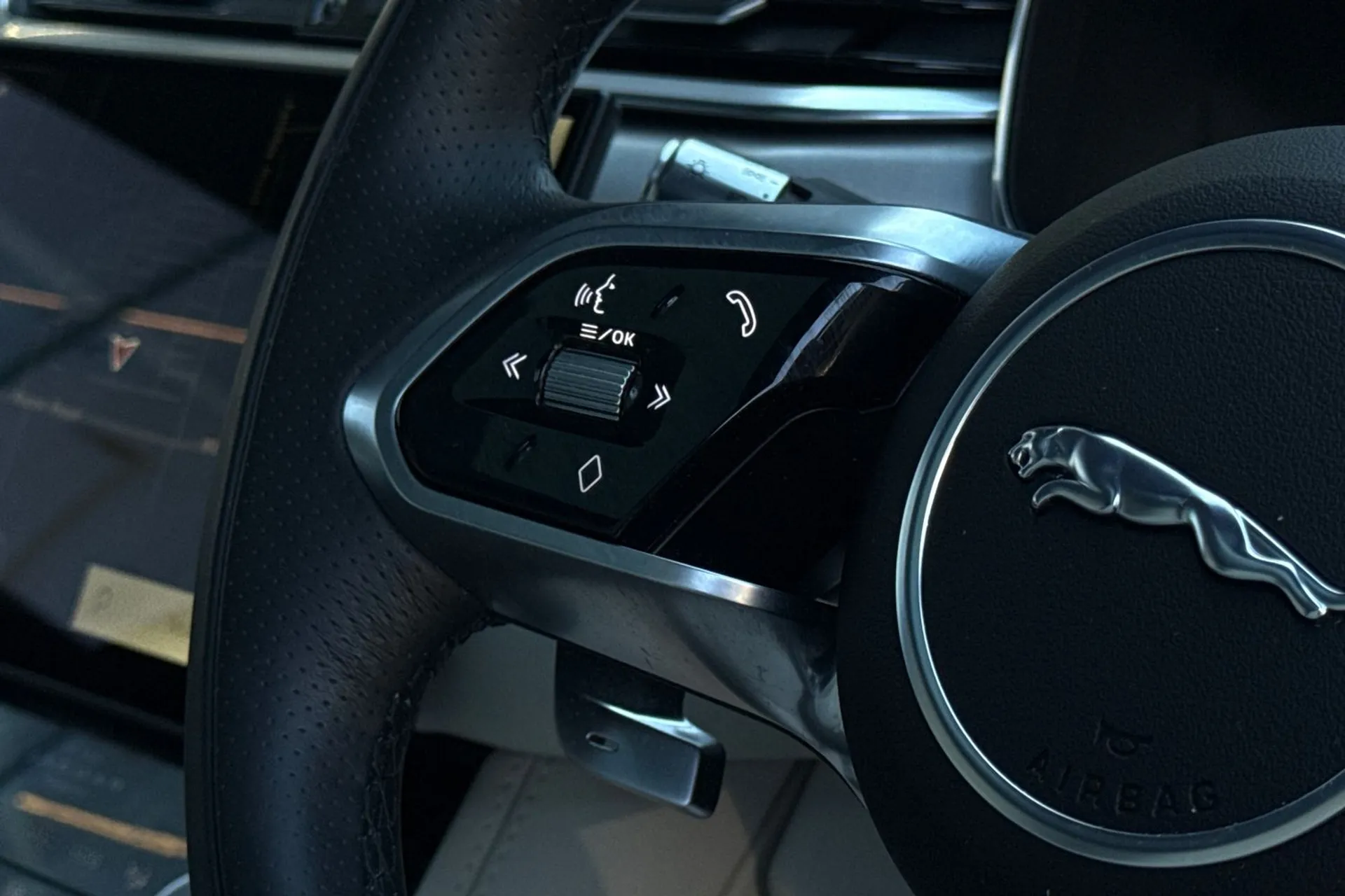 Jaguar F-PACE thumbnail image number 52