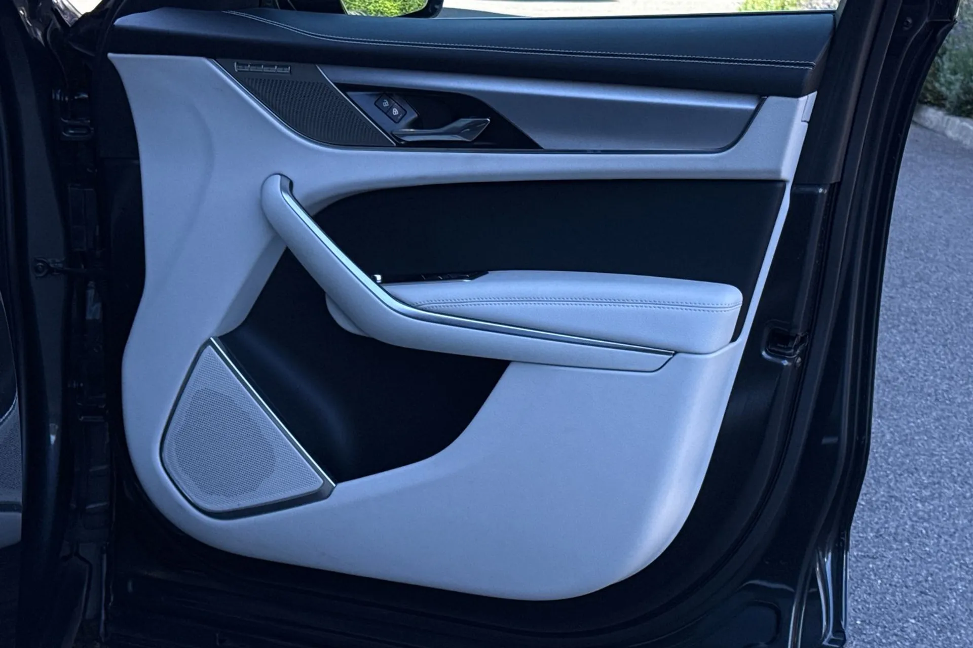 Jaguar F-PACE thumbnail image number 60
