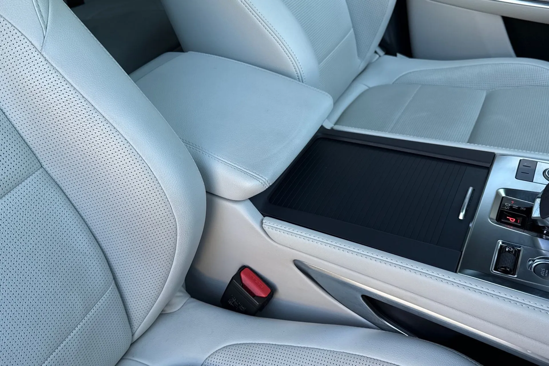 Jaguar F-PACE thumbnail image number 46