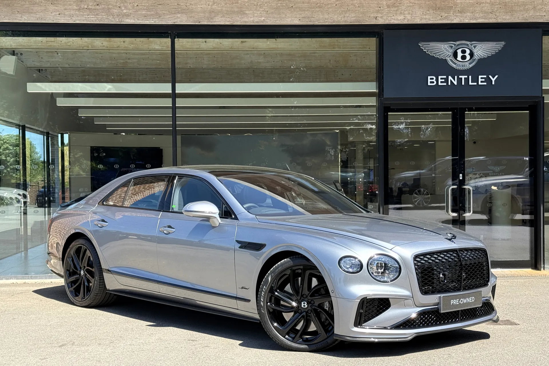 Bentley FLYING SPUR focused image