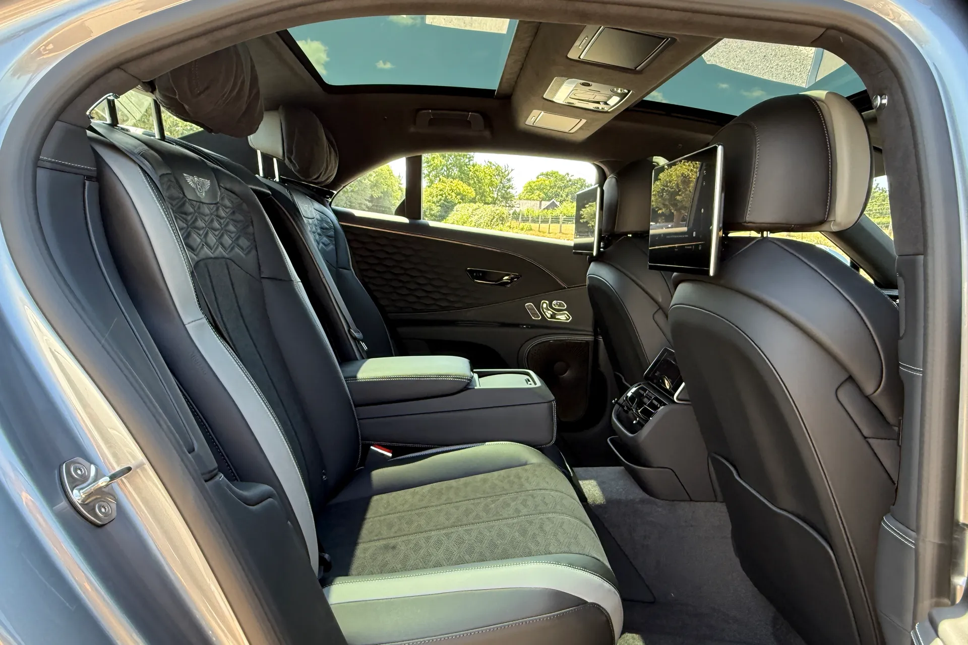 Bentley FLYING SPUR thumbnail image number 23
