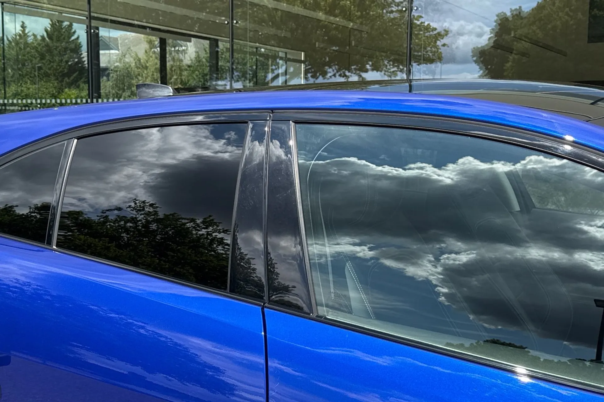 Jaguar I-PACE thumbnail image number 17