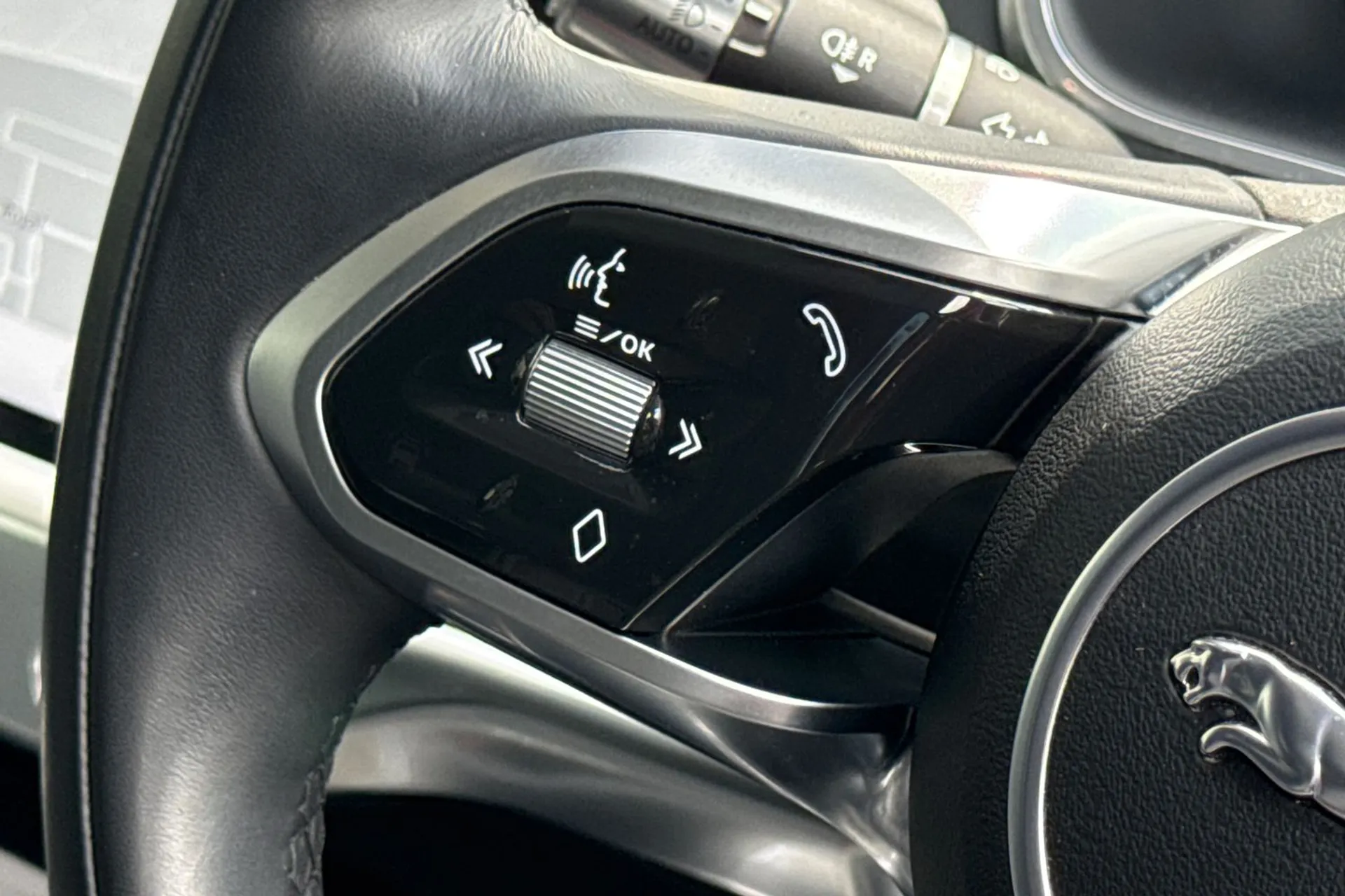 Jaguar I-PACE thumbnail image number 44