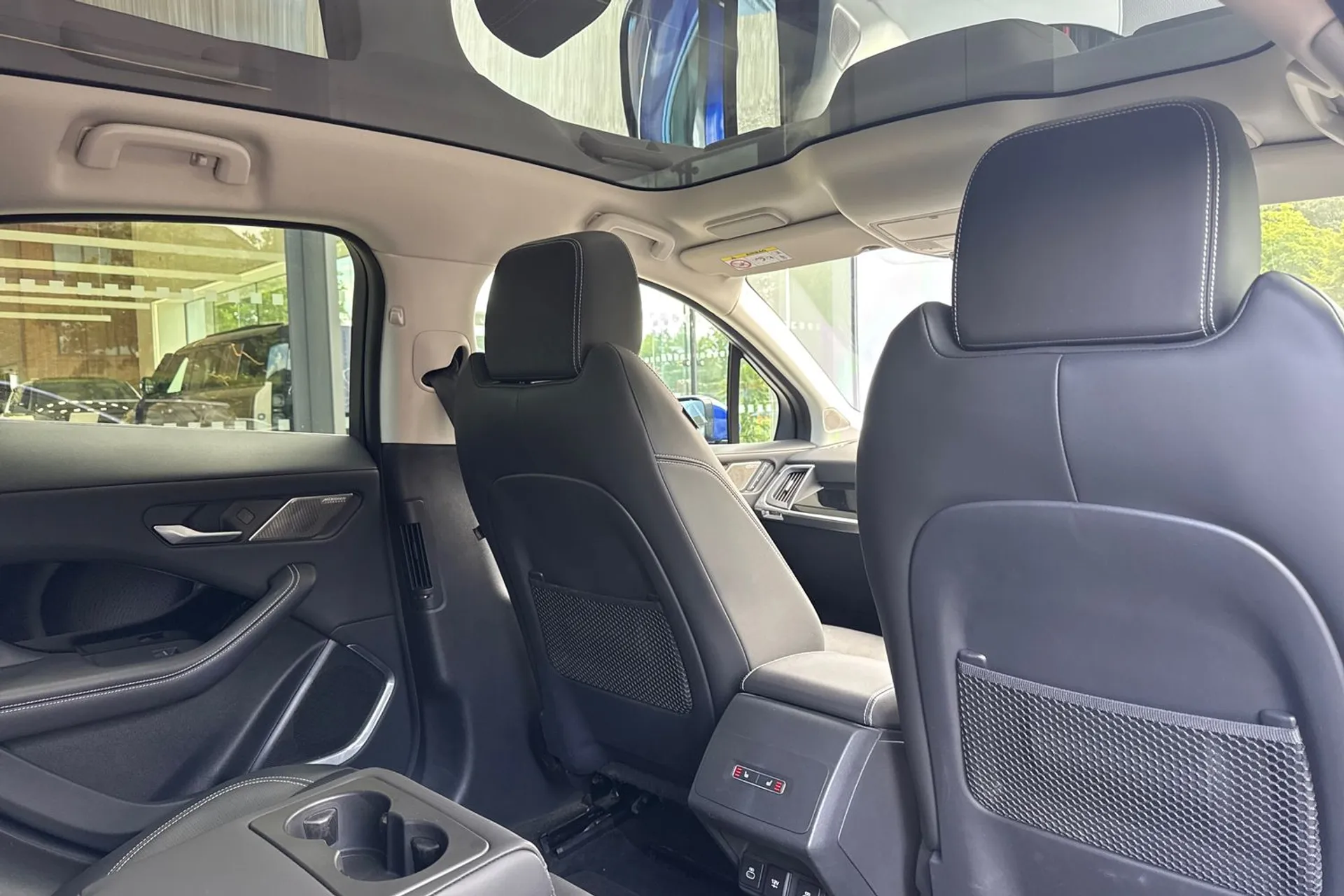 Jaguar I-PACE thumbnail image number 28