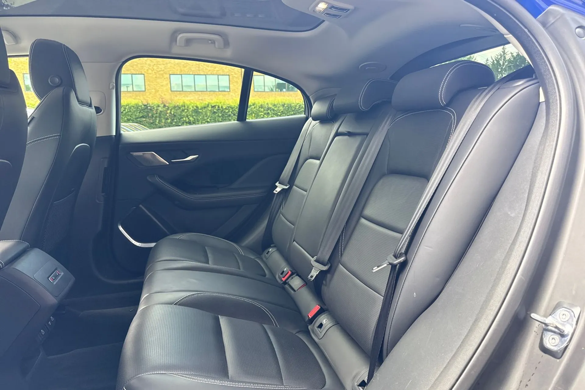Jaguar I-PACE thumbnail image number 37