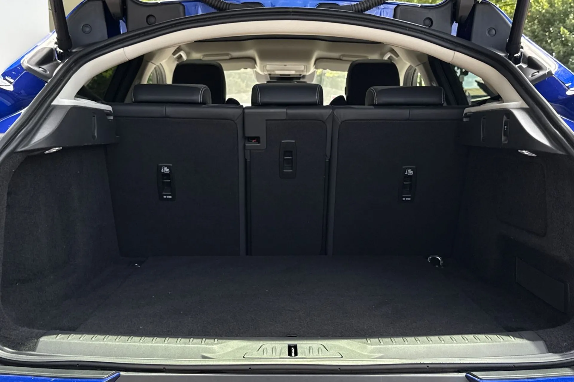 Jaguar I-PACE thumbnail image number 23