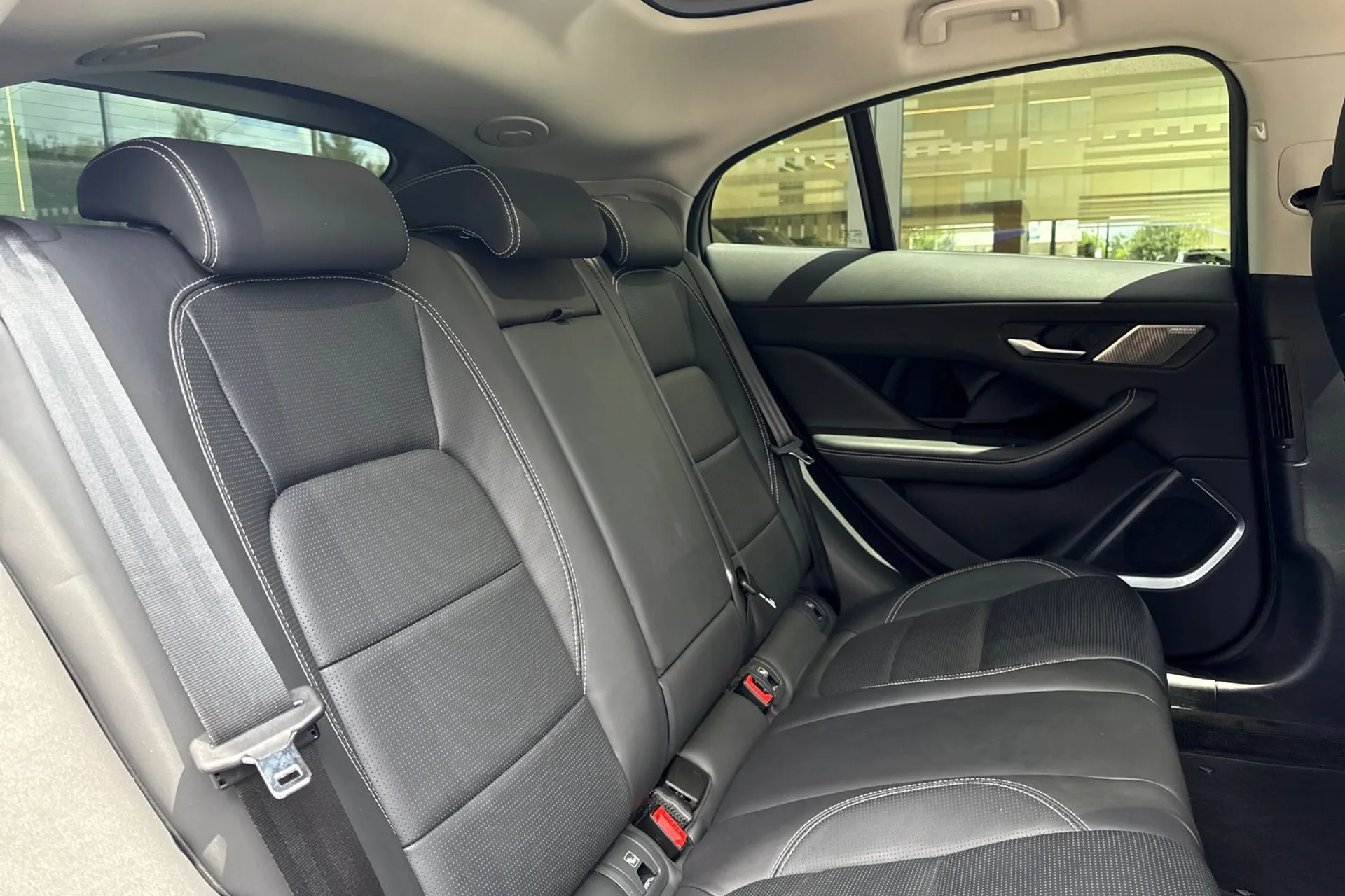 Jaguar I-PACE thumbnail image number 27