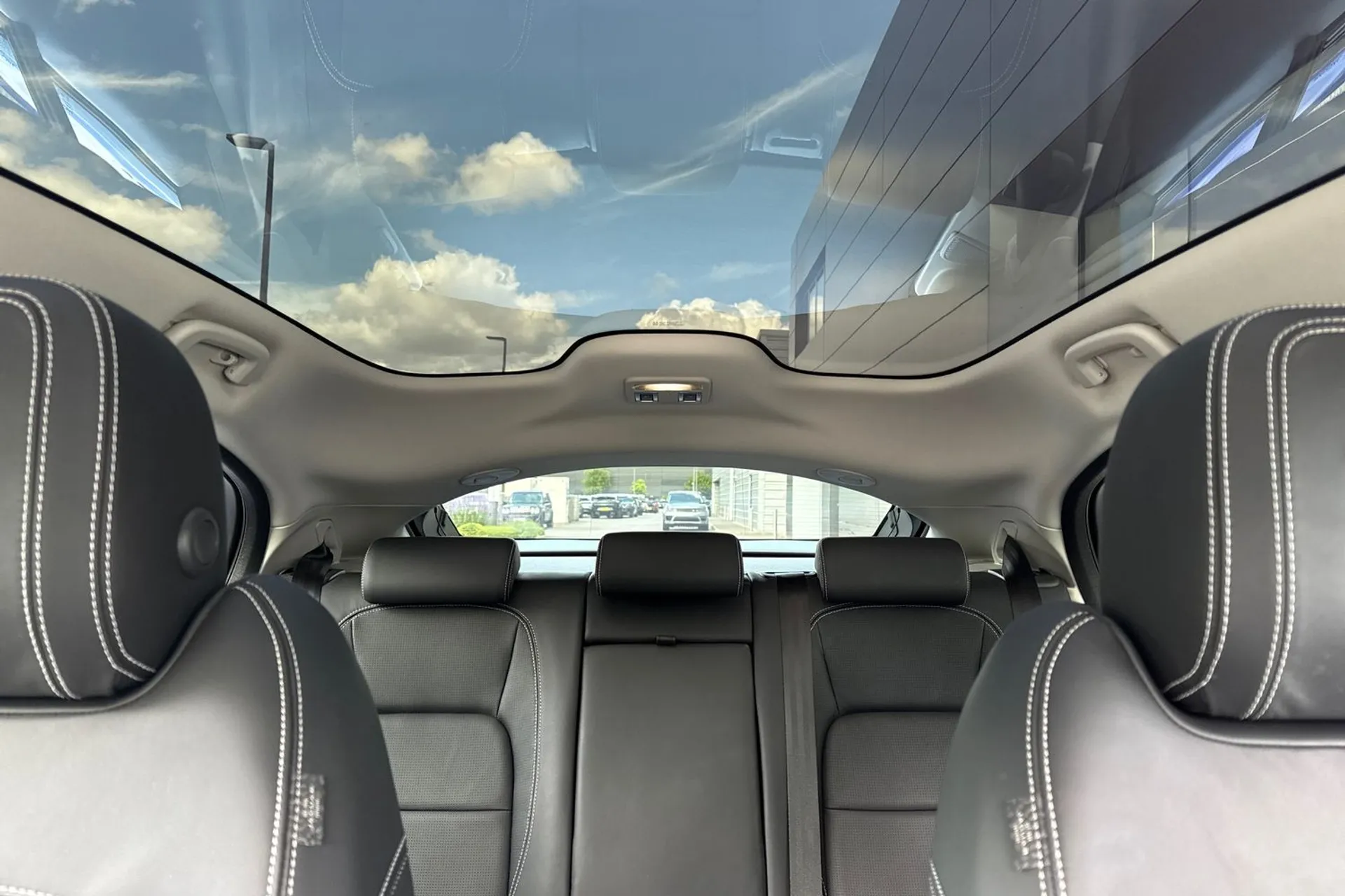 Jaguar I-PACE thumbnail image number 31