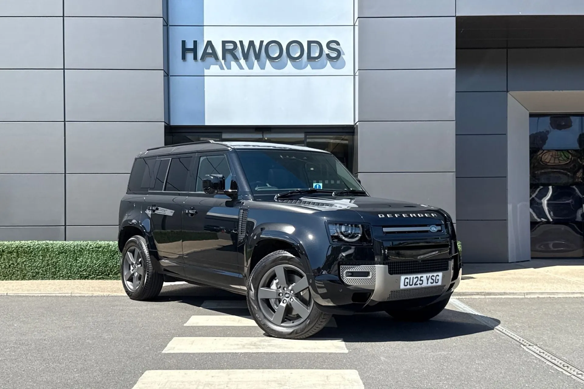 LAND ROVER DEFENDER focused image