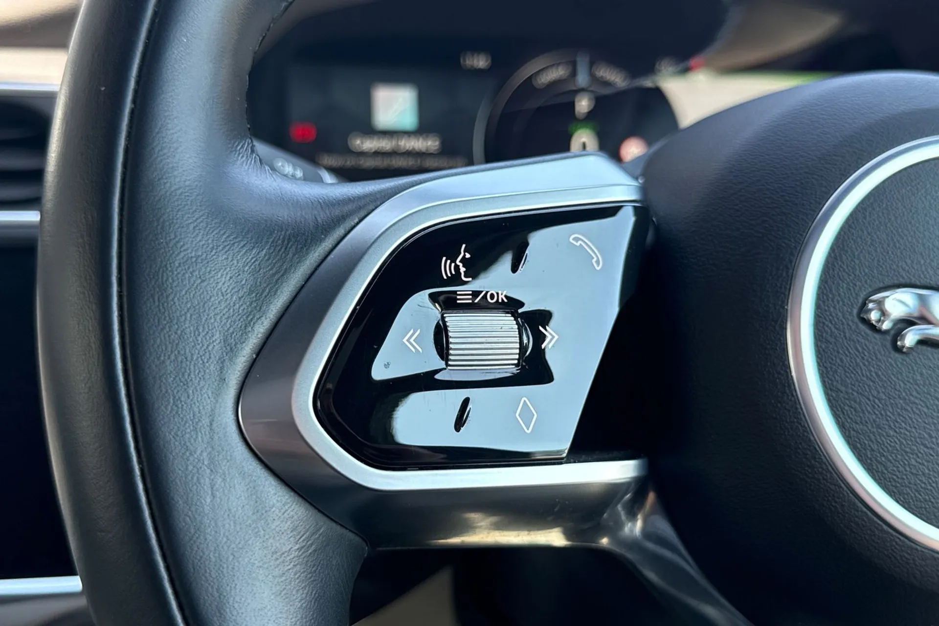 Jaguar I-PACE thumbnail image number 51