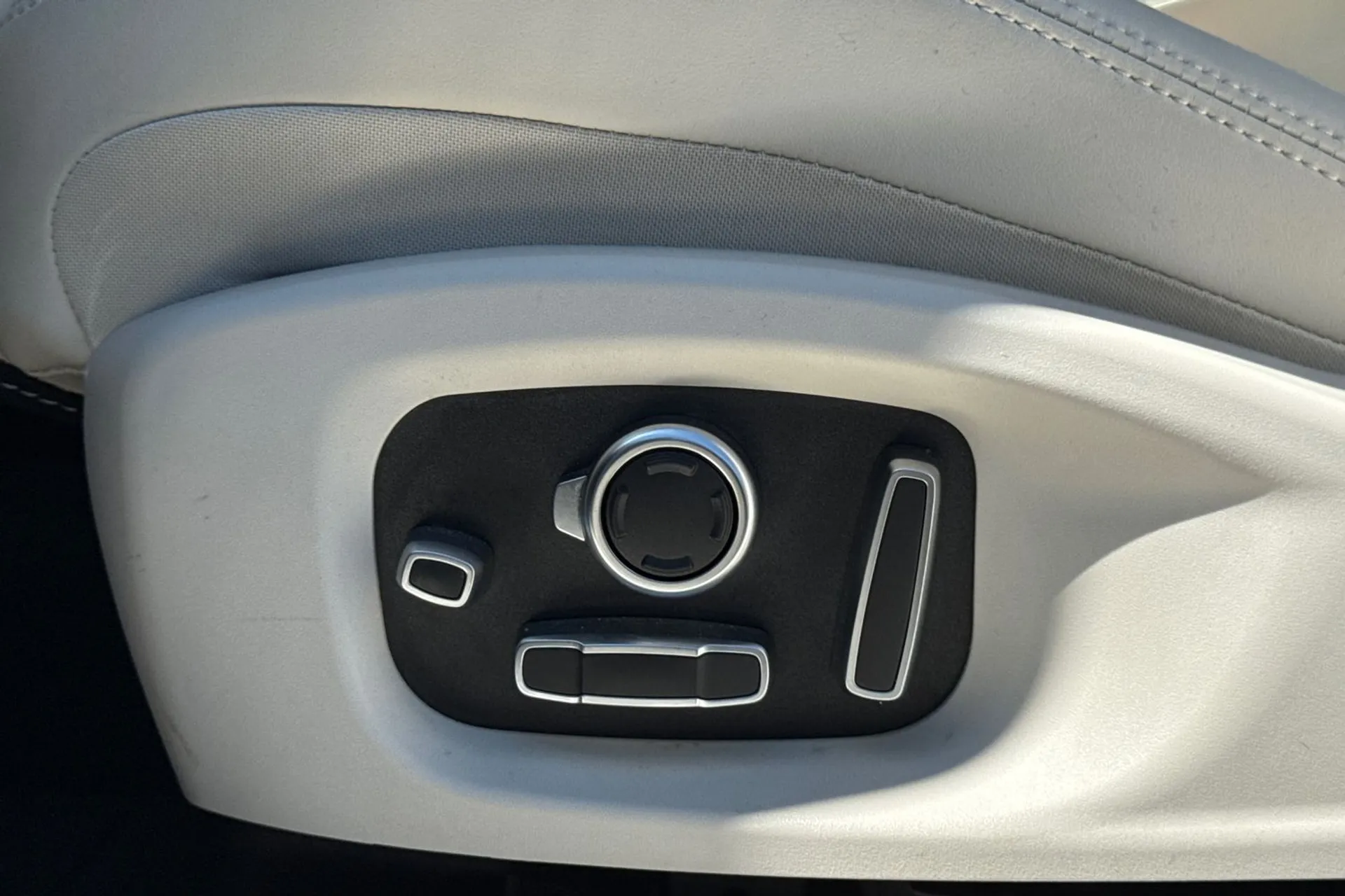 Jaguar I-PACE thumbnail image number 46