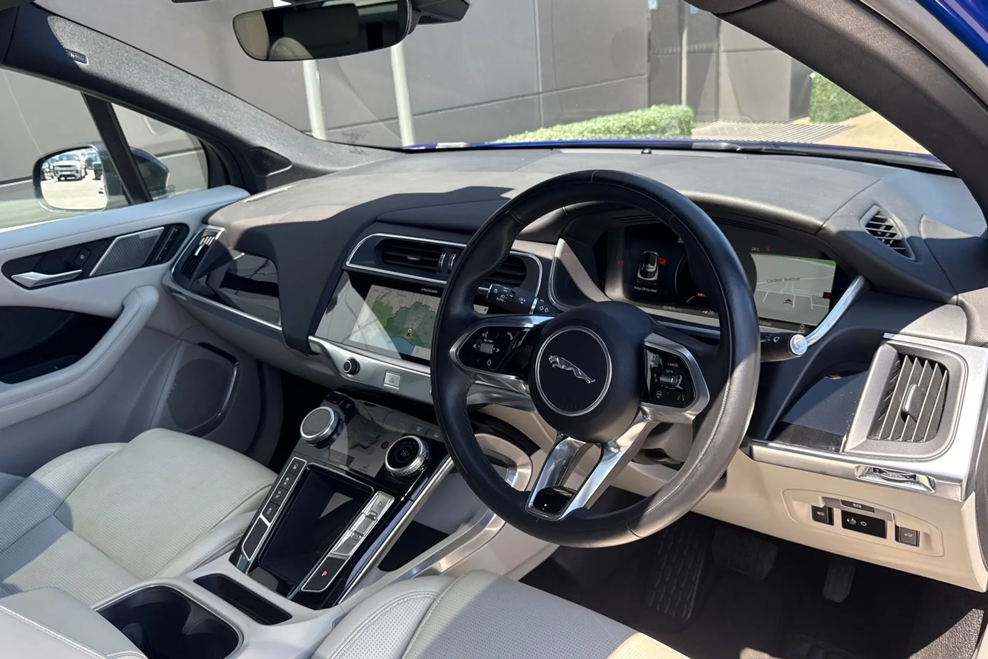 Jaguar I-PACE thumbnail image number 17