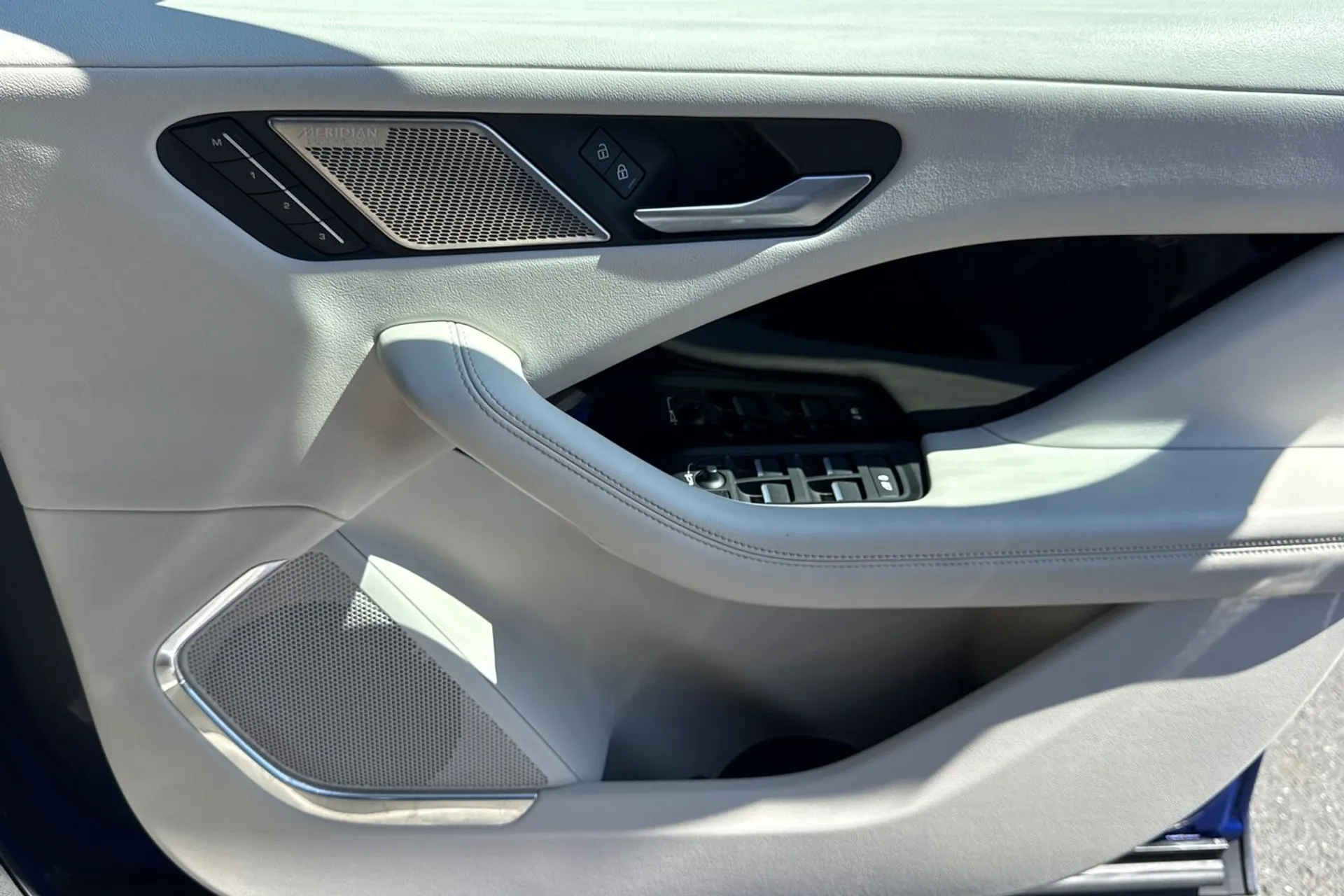 Jaguar I-PACE thumbnail image number 19