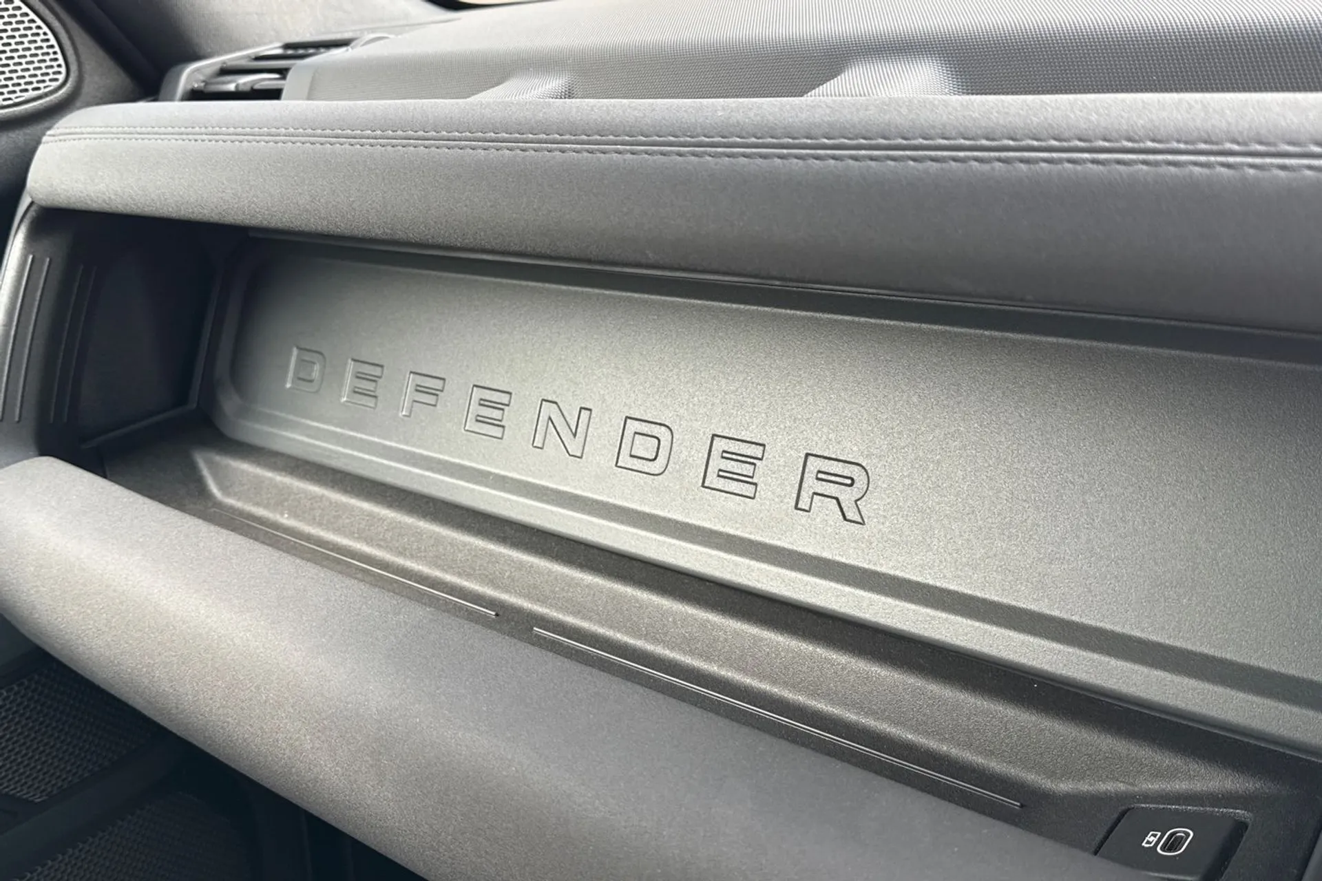 LAND ROVER DEFENDER thumbnail image number 33