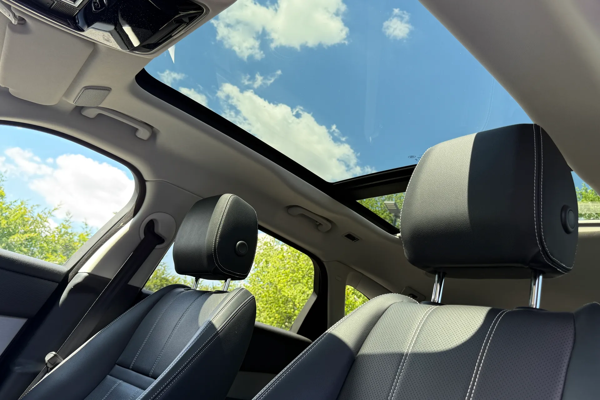 LAND ROVER RANGE ROVER VELAR thumbnail image number 4