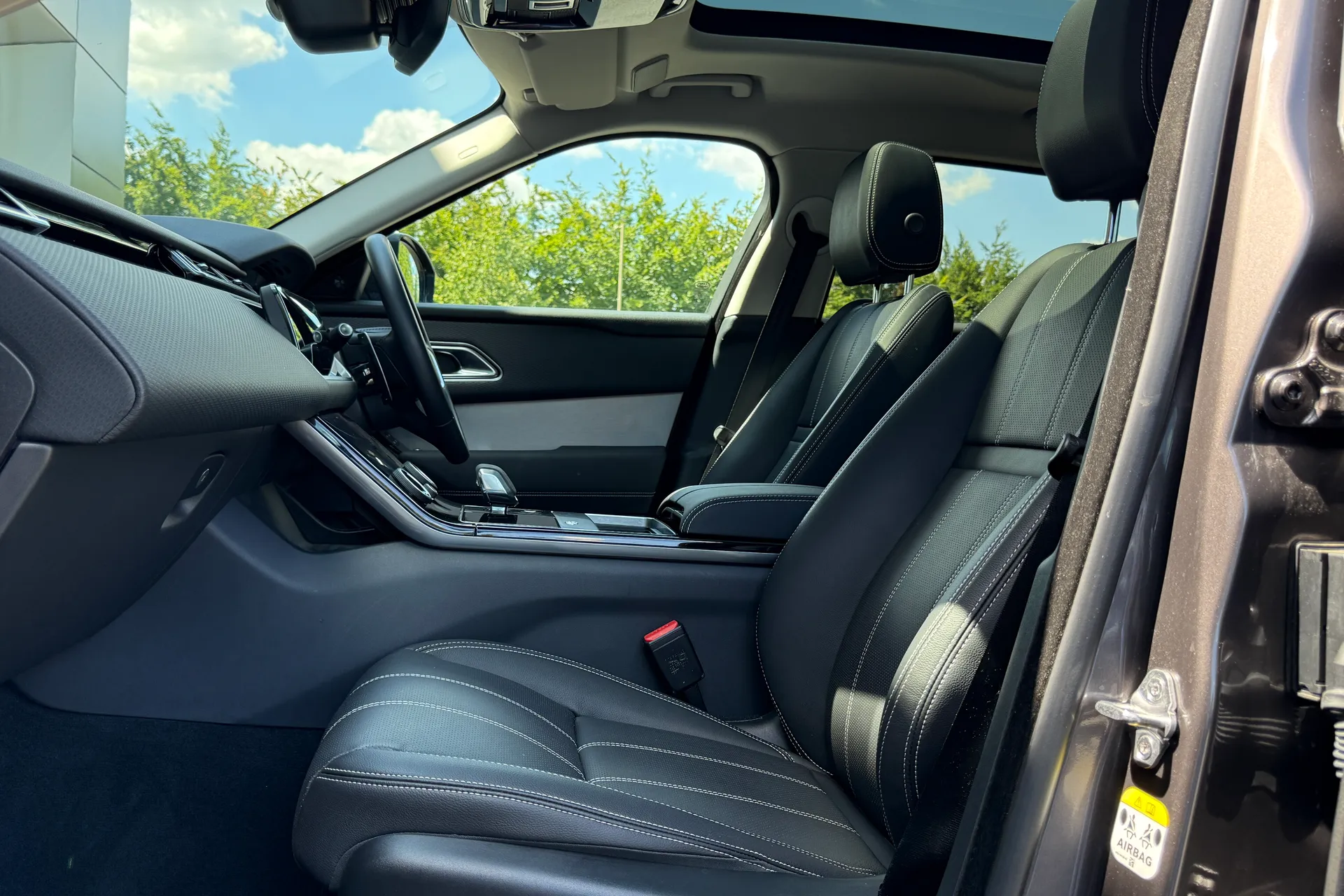 LAND ROVER RANGE ROVER VELAR thumbnail image number 30