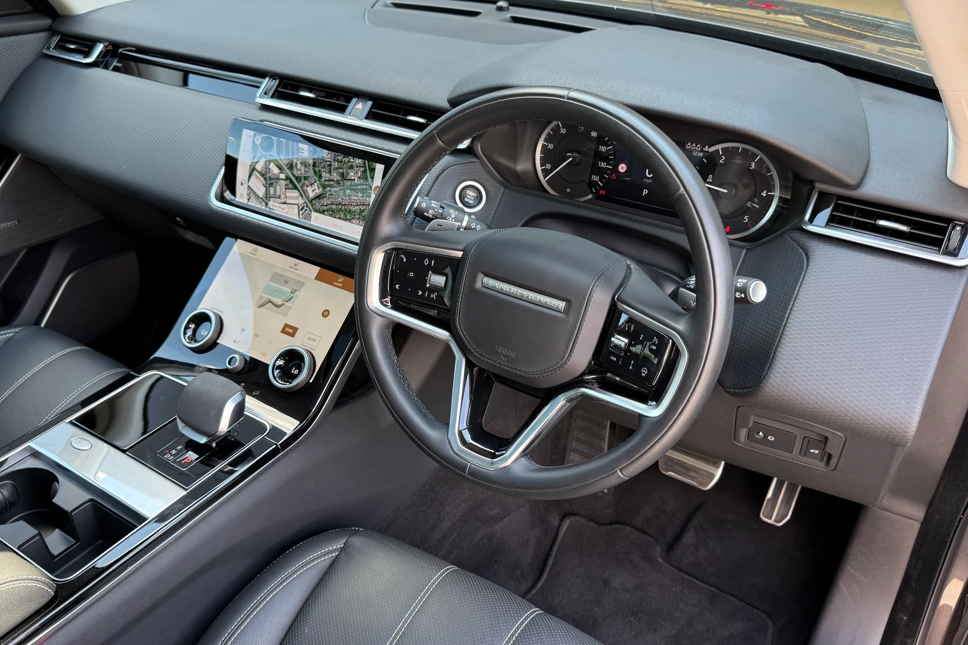 LAND ROVER RANGE ROVER VELAR thumbnail image number 27