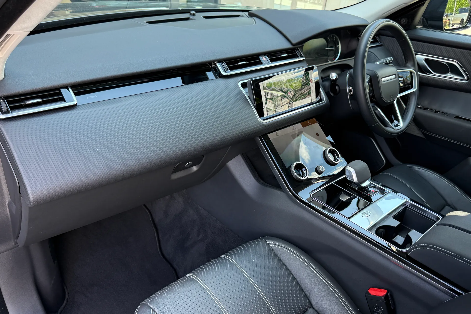 LAND ROVER RANGE ROVER VELAR thumbnail image number 29