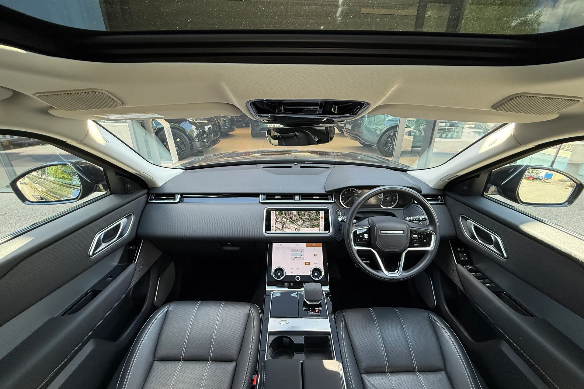 LAND ROVER RANGE ROVER VELAR thumbnail image number 3