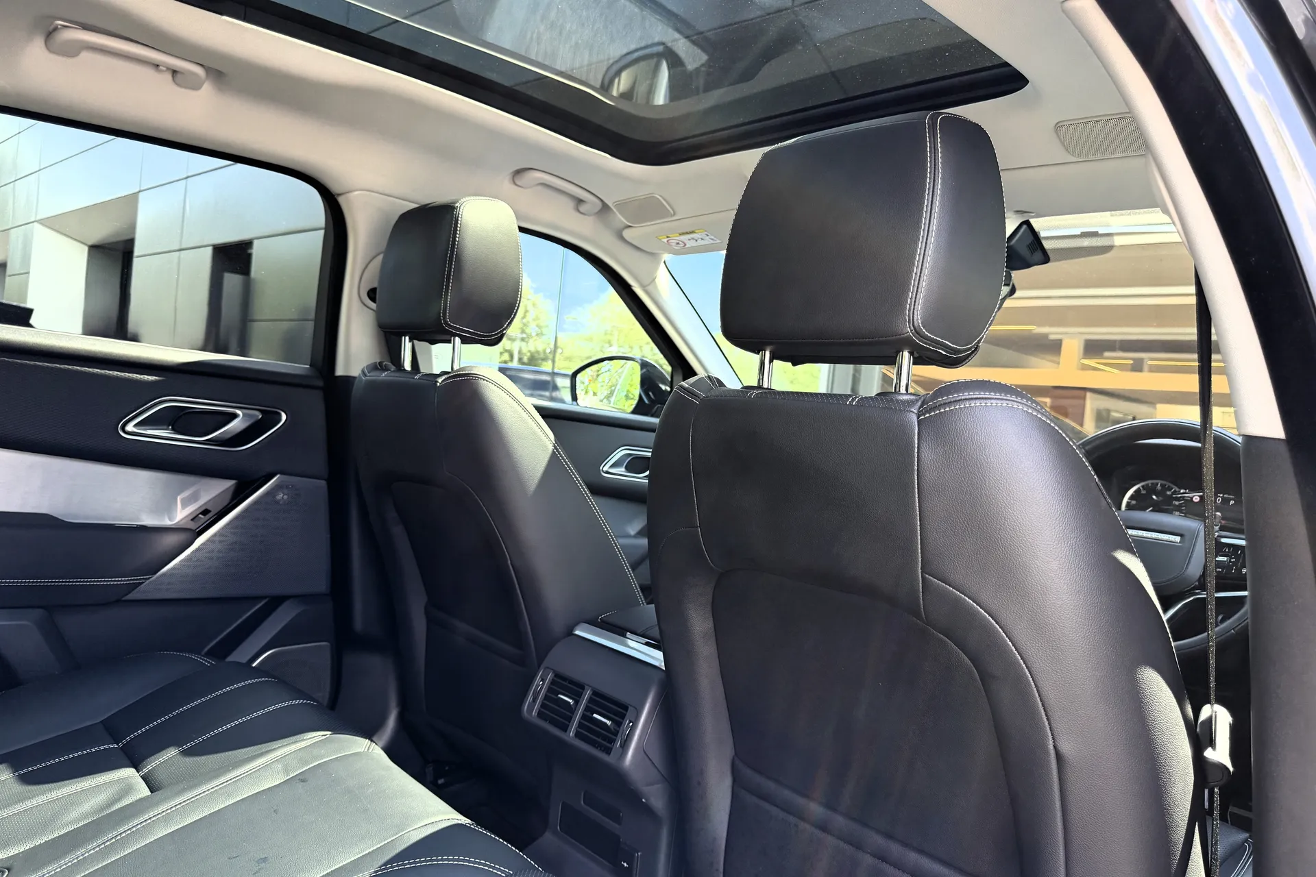 LAND ROVER RANGE ROVER VELAR thumbnail image number 23