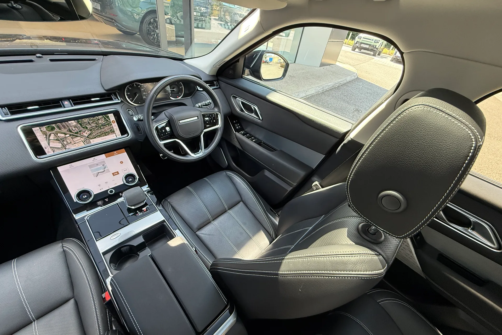 LAND ROVER RANGE ROVER VELAR thumbnail image number 33