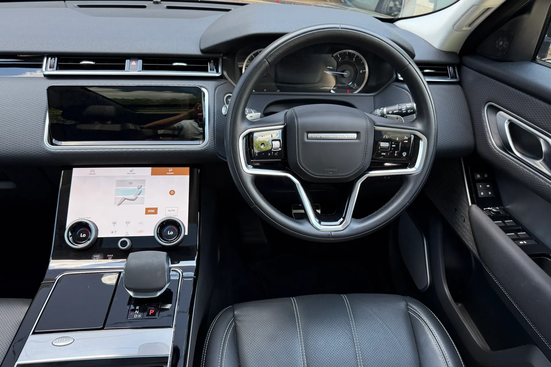 LAND ROVER RANGE ROVER VELAR thumbnail image number 35