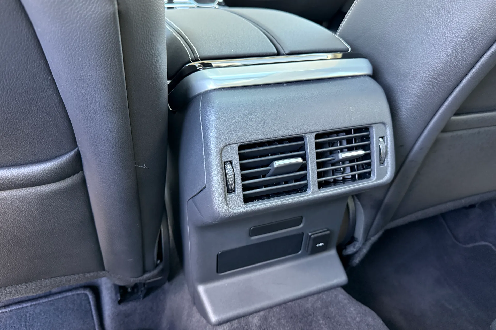 LAND ROVER RANGE ROVER VELAR thumbnail image number 32