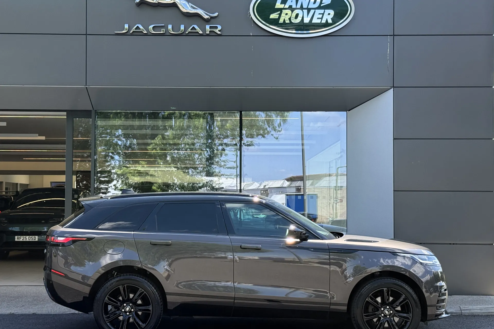 LAND ROVER RANGE ROVER VELAR thumbnail image number 2
