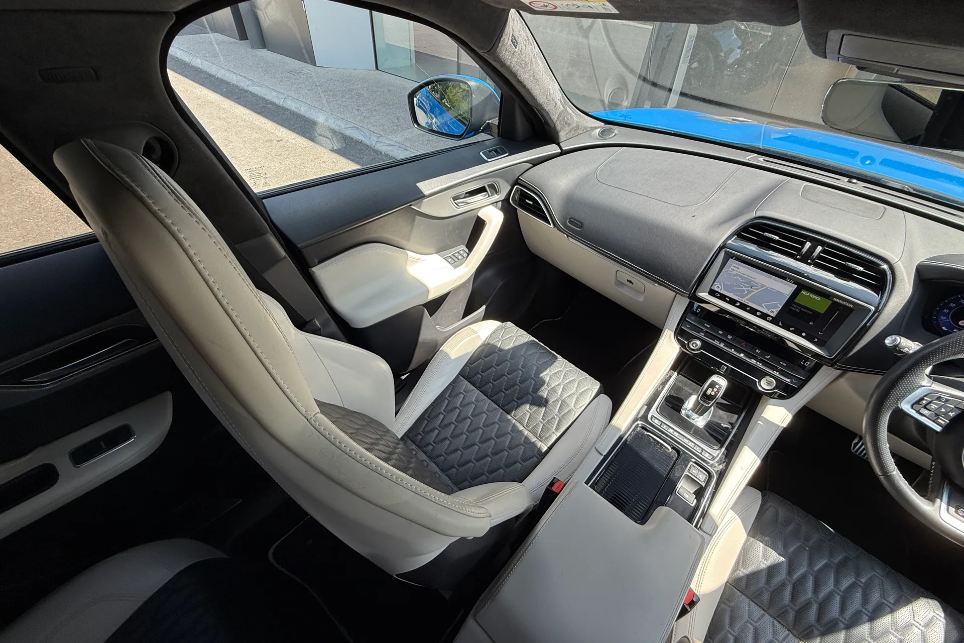 Jaguar F-PACE thumbnail image number 37