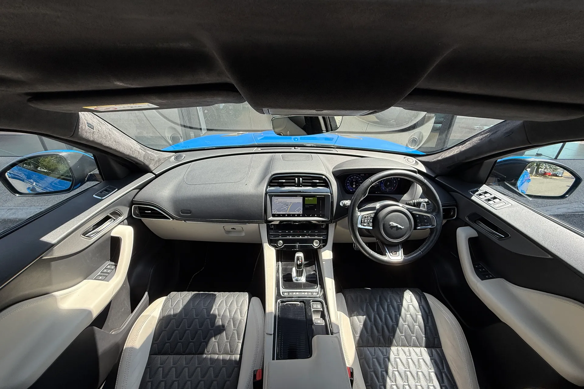 Jaguar F-PACE thumbnail image number 3