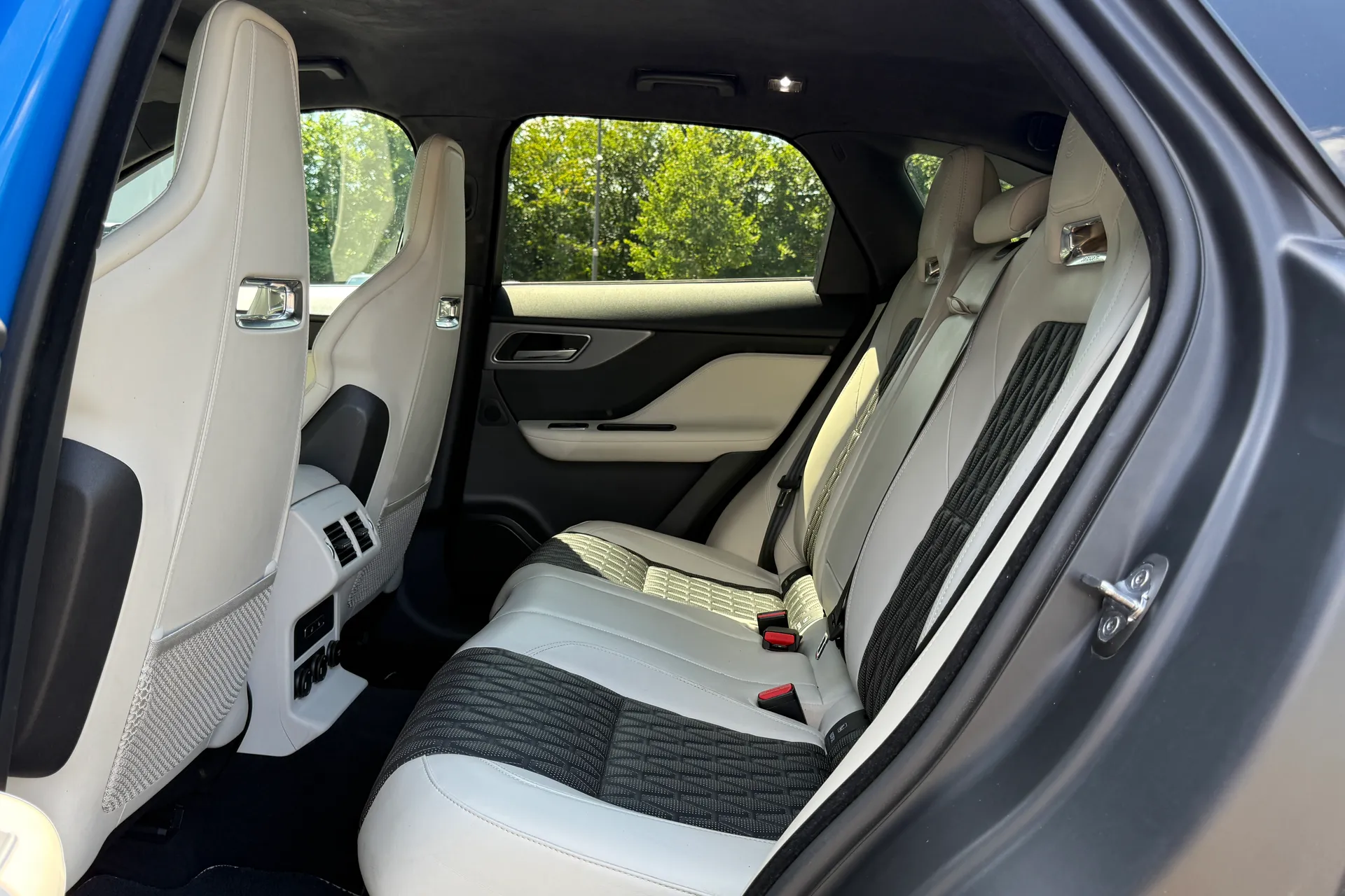 Jaguar F-PACE thumbnail image number 31