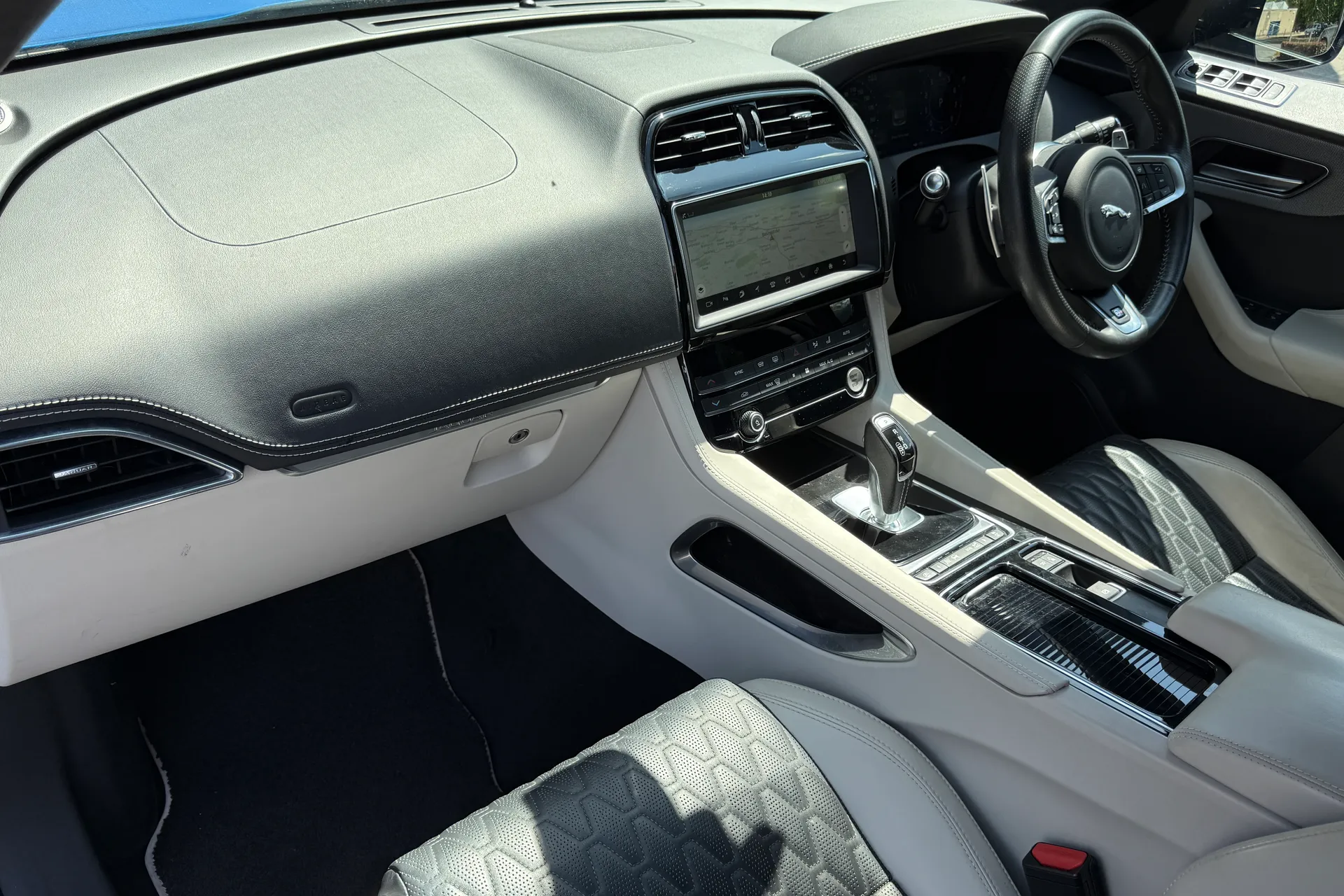 Jaguar F-PACE thumbnail image number 29