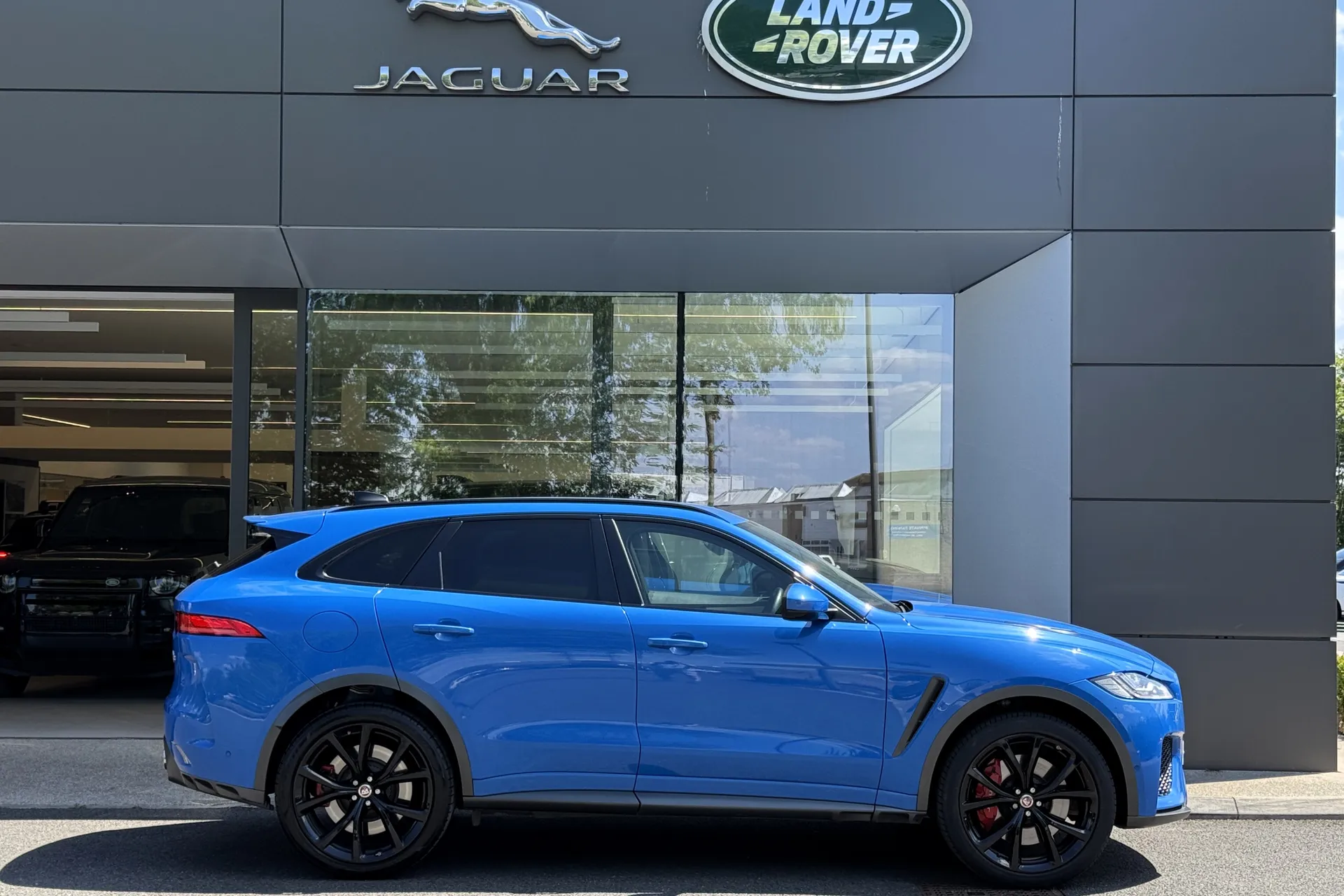 Jaguar F-PACE thumbnail image number 2