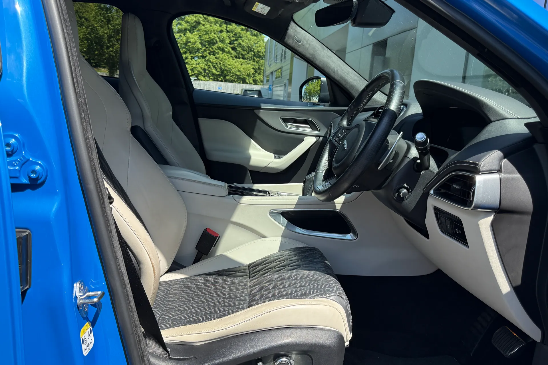 Jaguar F-PACE thumbnail image number 27