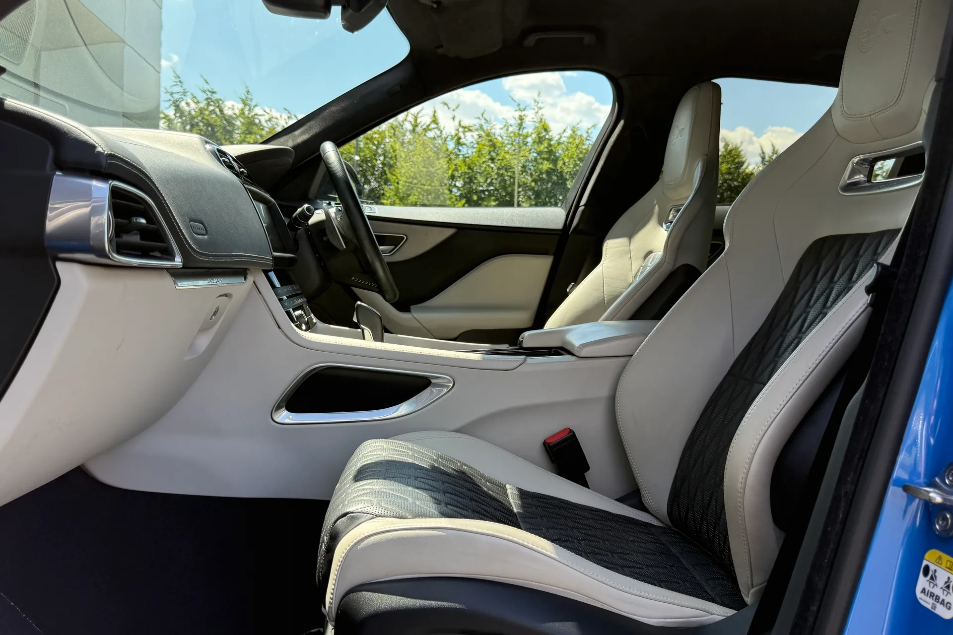 Jaguar F-PACE thumbnail image number 30
