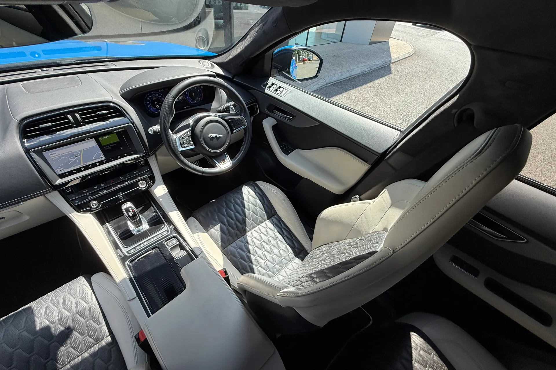 Jaguar F-PACE thumbnail image number 33