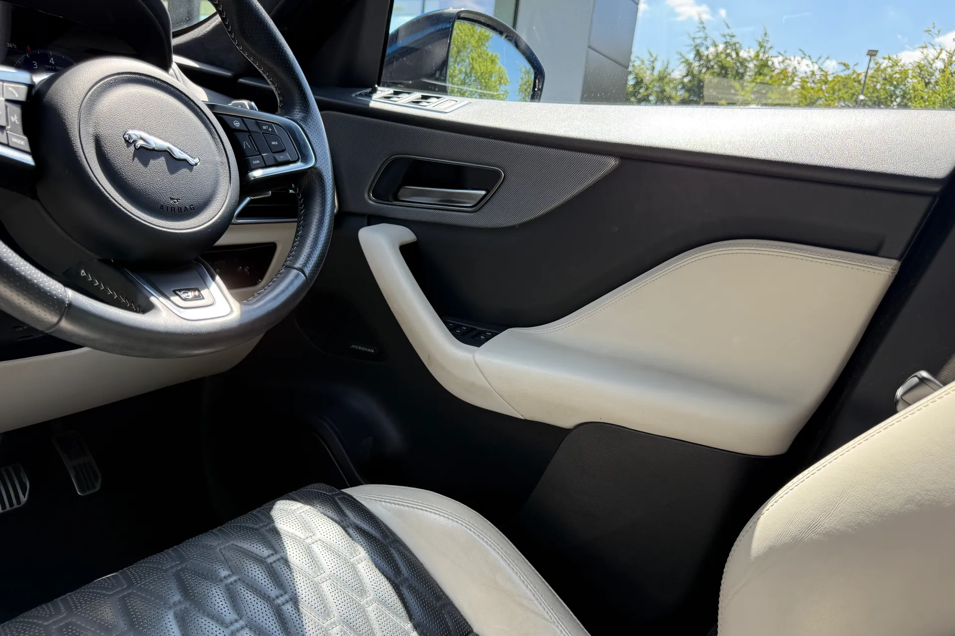 Jaguar F-PACE thumbnail image number 36