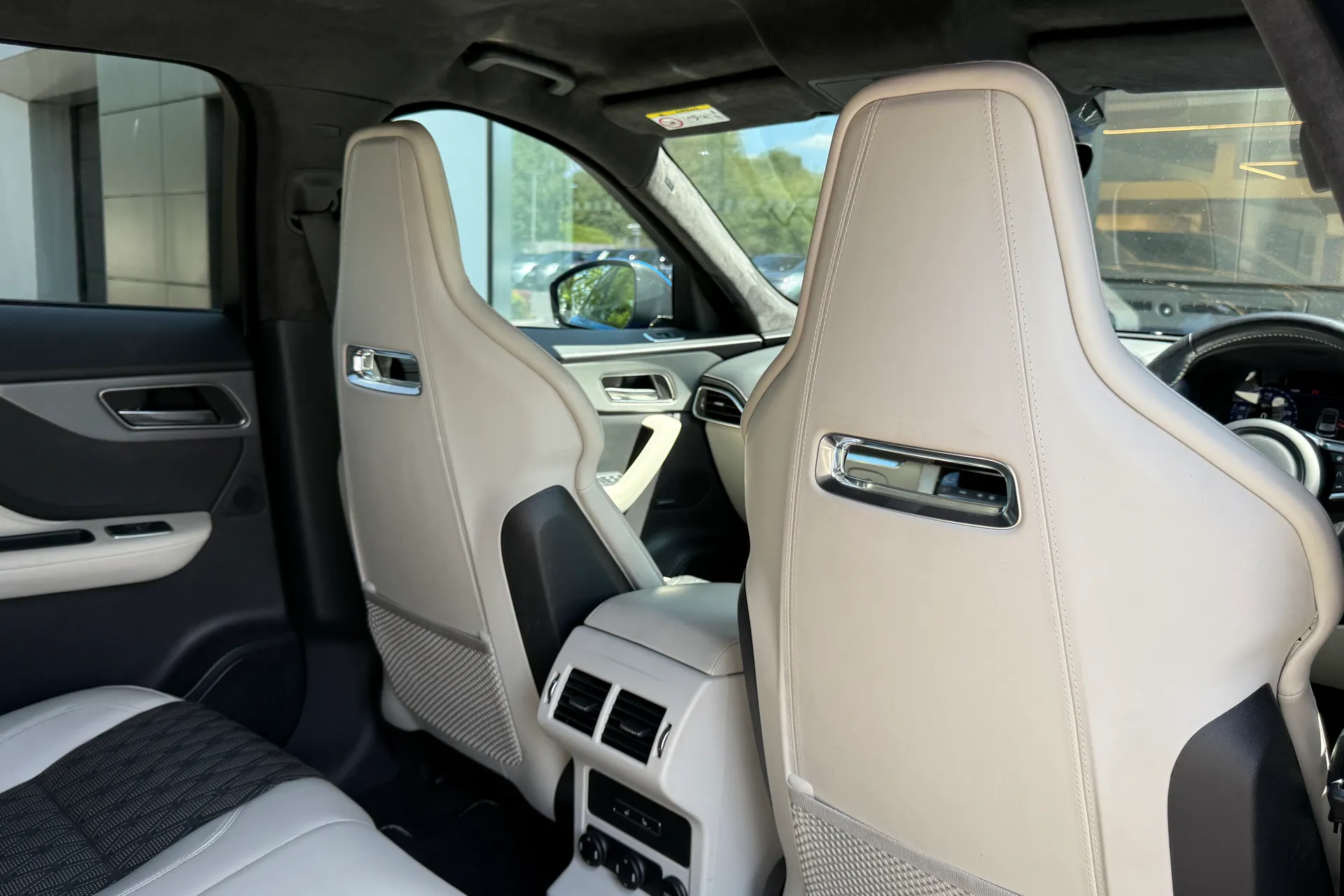 Jaguar F-PACE thumbnail image number 24