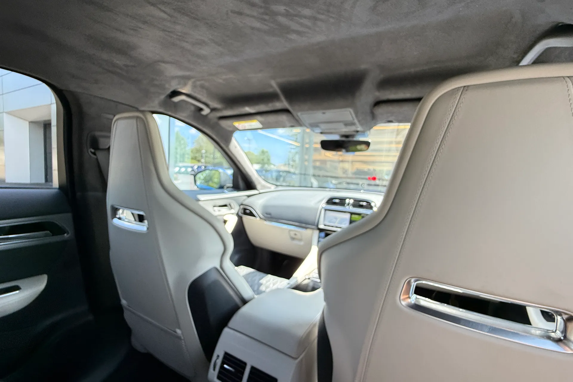 Jaguar F-PACE thumbnail image number 38