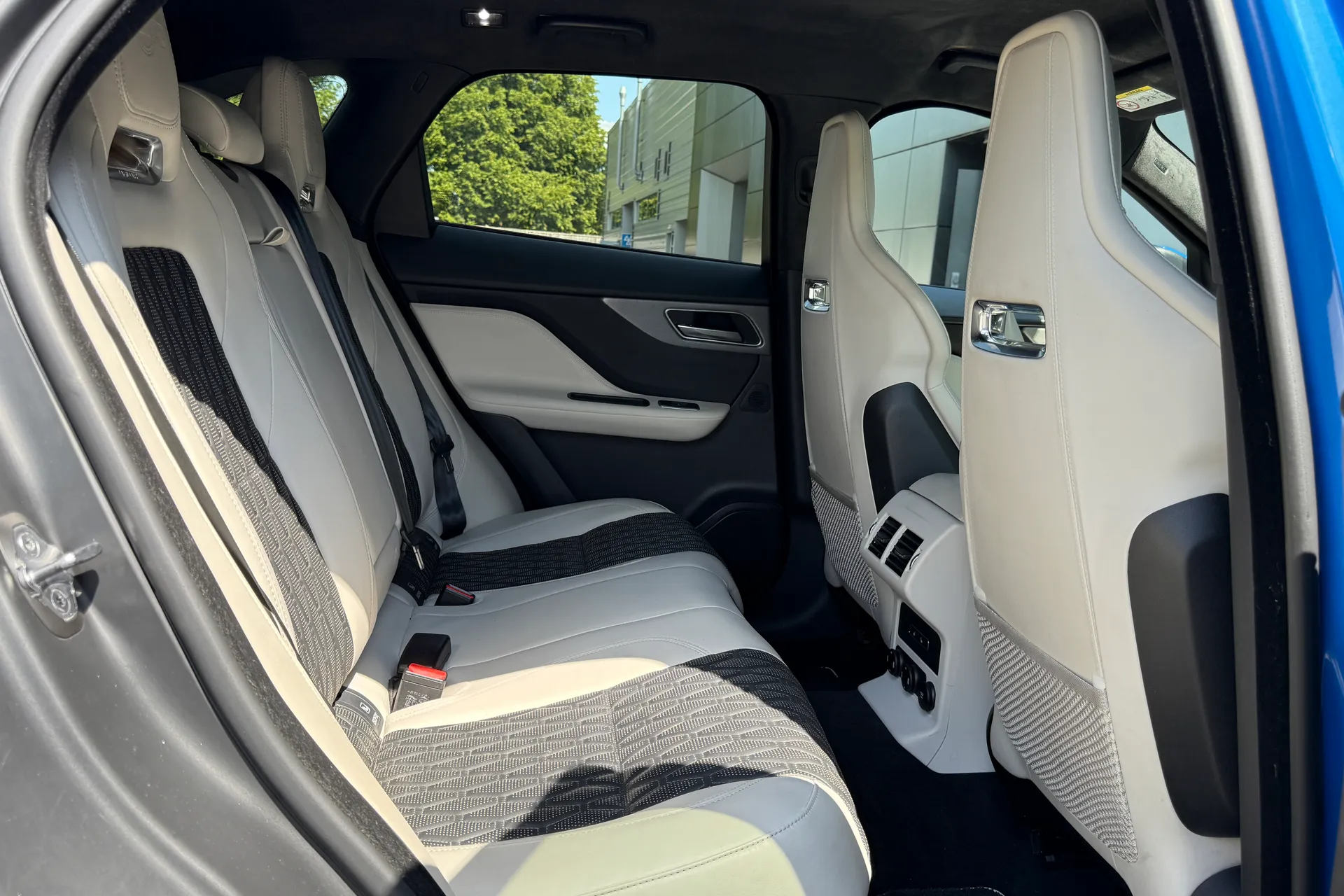 Jaguar F-PACE thumbnail image number 23